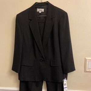 LeSuit NWT black suit,elegant one button blazer 26 1/2” pant 32”
